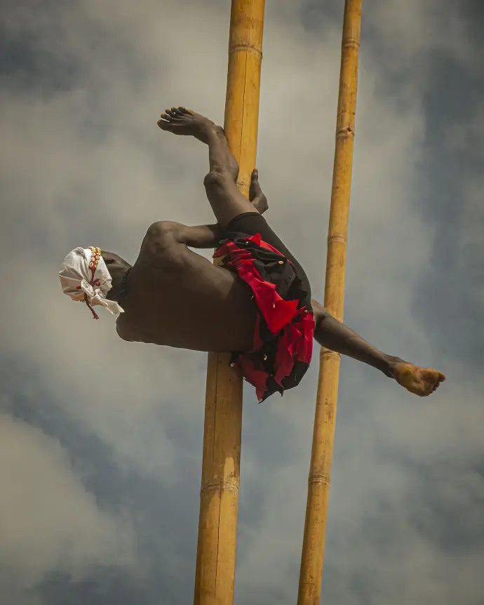 la danse sur échasses 