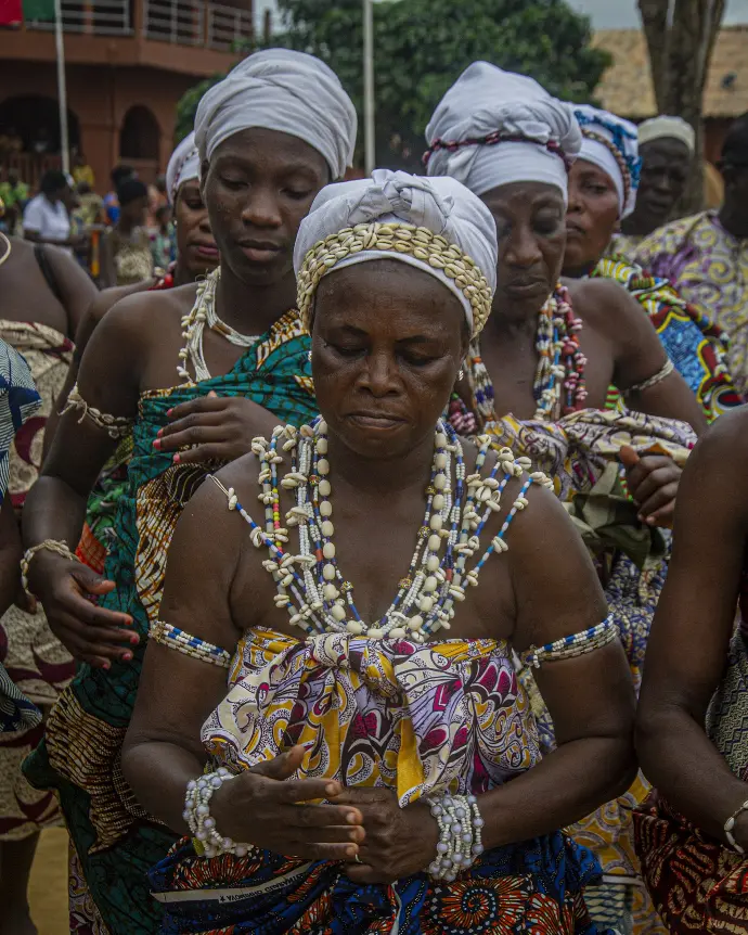 les adeptes Sakpata densent sur la place Loko à Porto-Novo