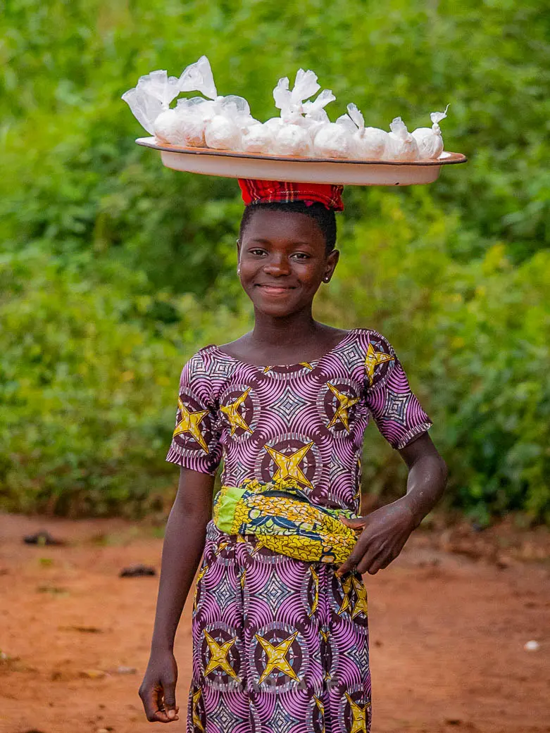 Jeune fille vendeuse à Abomey