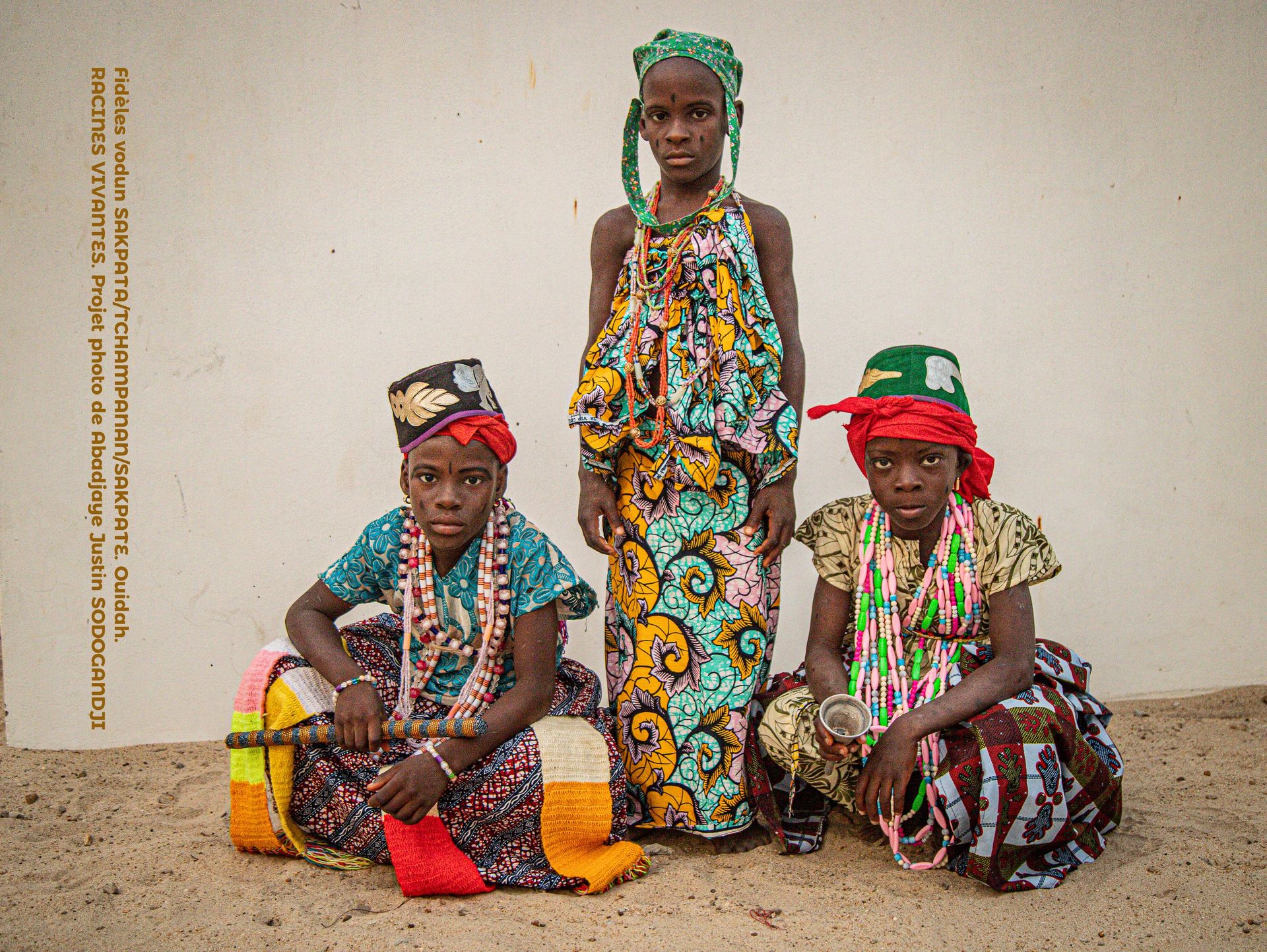 Les fidèles vodun Sakpata, Les Yoruba disent Tchankpanan et les Mina Sakpaté ; de la gauche vers la droite : Ilèkobinou, Sèckodjinan et Sècko Djèki. Ouidah, 2025.