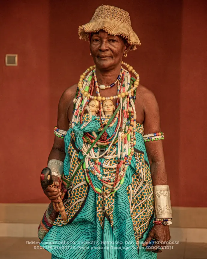 Avimadjè Anagonou Demenou Guezodji à Zougbodji, Ouidah Ce portrait représente un fidèle au sein du Vodoun Sakpata.