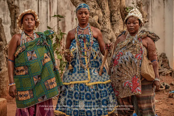 Les Vodoun Avlékété et Gnlahouê au couvent Hêbiosso ADANTOHOUNME, Ouidah. Avlékété, divinité de l'océan, apporte bien-être et richesse. Elle est connue pour son apparence burlesque et son caractère comique. Gnlahouê, un Vodoun Hounvê Atchina, est également vénéré dans le Vodoun Hêbiosso.