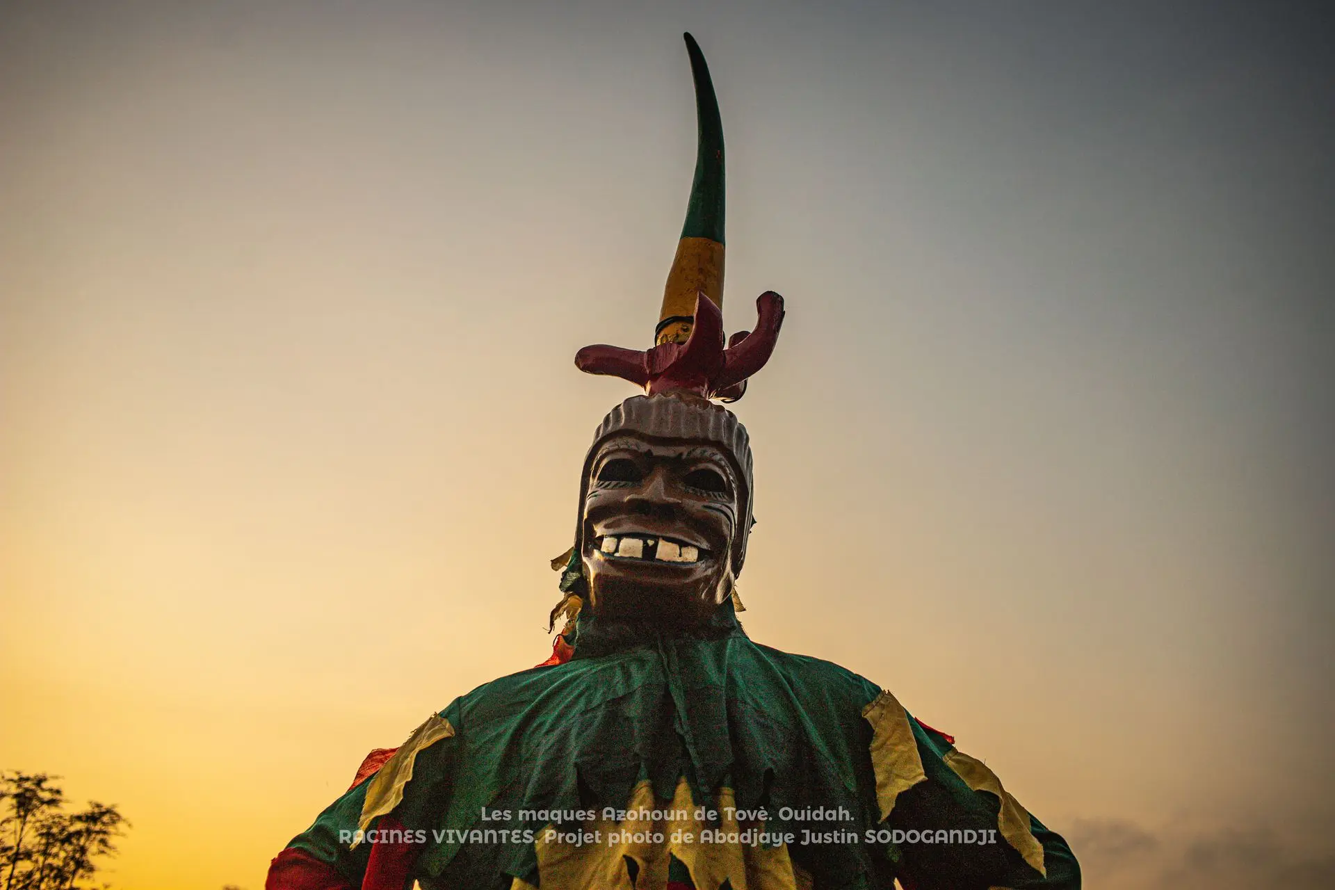  Masques Azohoun de Tovè.  D'une rencontre chaque 31 Décembre et animation pendant 2 jours, c'est un masque des familles ADJOVI de Tovè à Ouidah. Unique en leurs genres, ils sortent une seule fois par an.