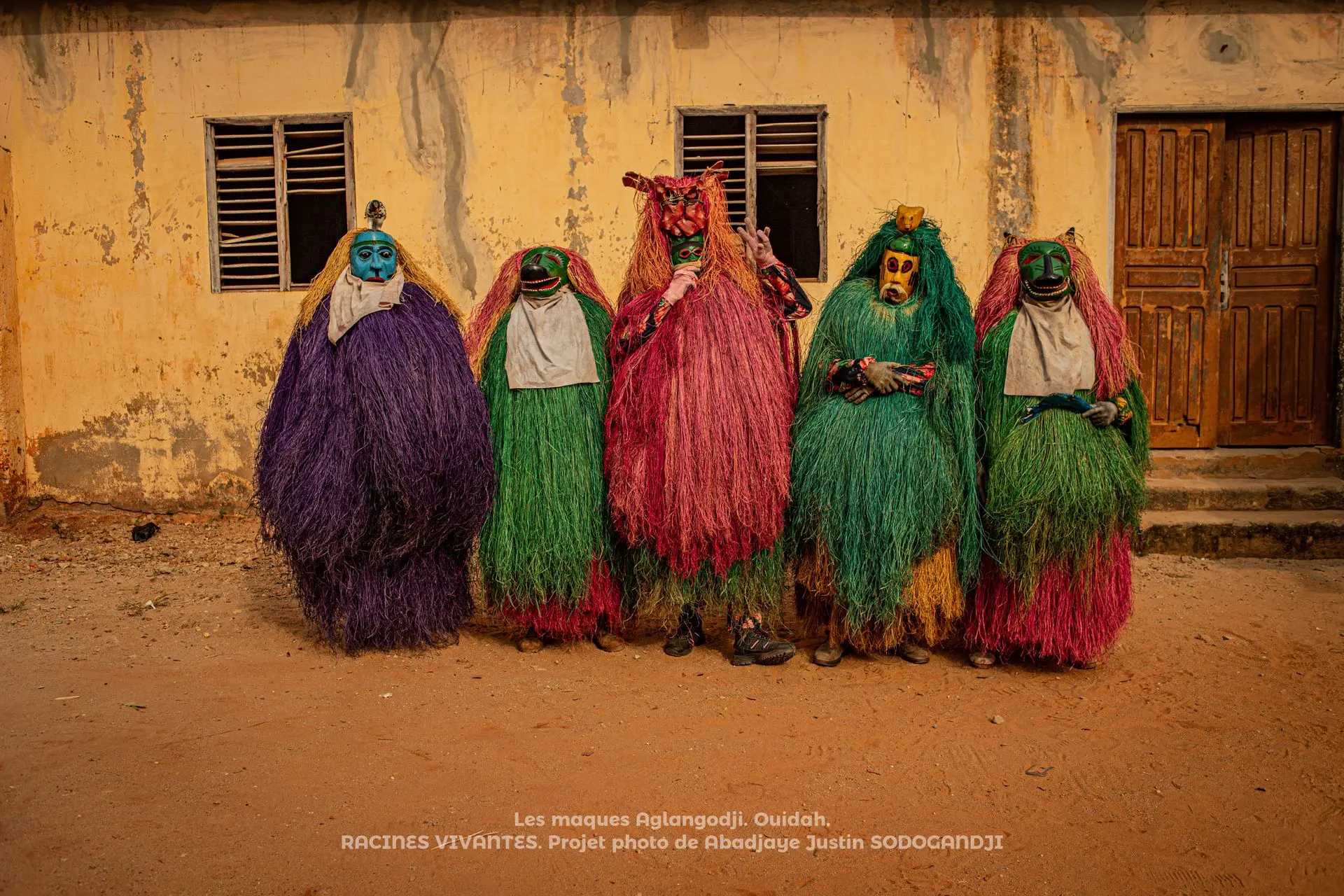 Héritage vivant de la famille Da COSTA AGUIDISSOU à Ouidah Chaque 24 et 25 décembre, les descendants de la famille Da Costa Aguidissou perpétuent une tradition unique : la célébration du masque Agblagodji. Hérité des liens historiques entre Ouidah et le Portugal au temps de la traite négrière, ces masques, conservé avec soin depuis le XVIIe siècle, est un symbole vibrant de mémoire et d'identité culturelle.  