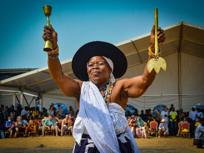 Bénin, Ouidah, 10/01/2022 - Déambulation des adeptes à Ouidah lors de la fête de Vodoun. Photographie de Abadjaye..